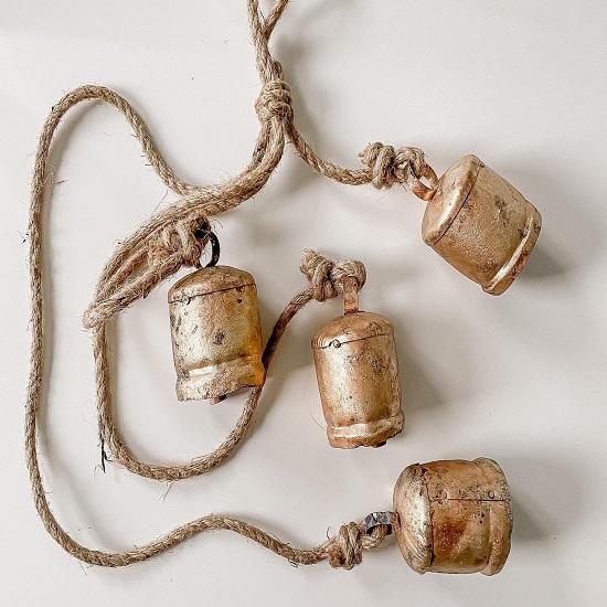 Вешалка для венков в деревенском стиле с золотыми колокольчиками, рождественский декор