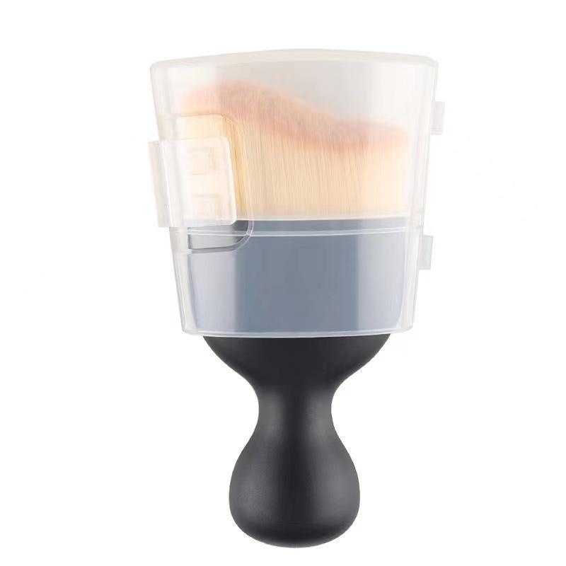 Маленькая желтая щетка для чистки салона автомобиля для вентиляционных отверстий и щелей