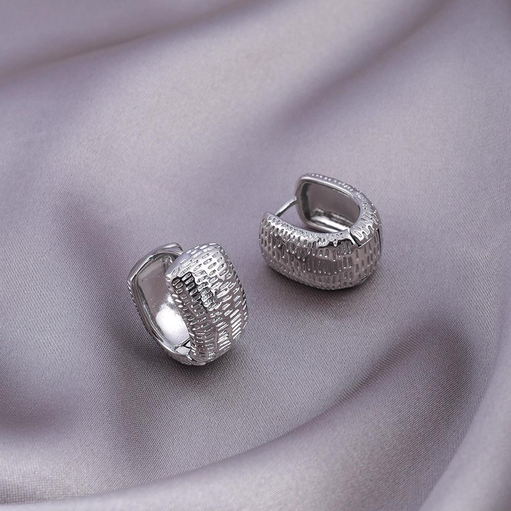 Серьги-иглы из серебра 925 пробы: Легкая роскошь, высококлассные пусеты и универсальный нишевый дизайн в виде колец для работы и стиля