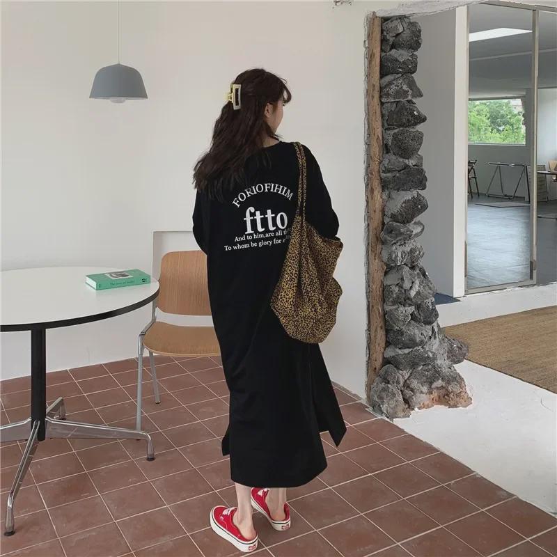 Женское летнее платье-футболка с разрезом и буквенным принтом размера плюс (2024)