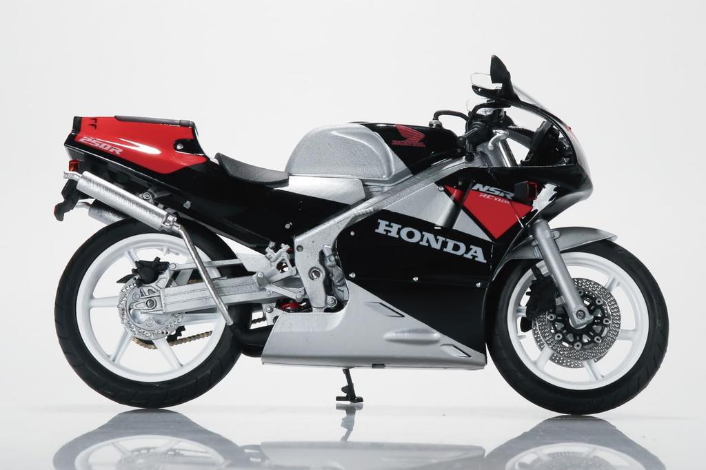 Aoshima Bunka Kyozai Масштабная готовая Honda NSR250R Черный x Серебристый с семенами (АОСИМА) 1/12 '89 Мотоцикл, Металлик, Прибл.. 165 мм, Предварительно окрашенный
