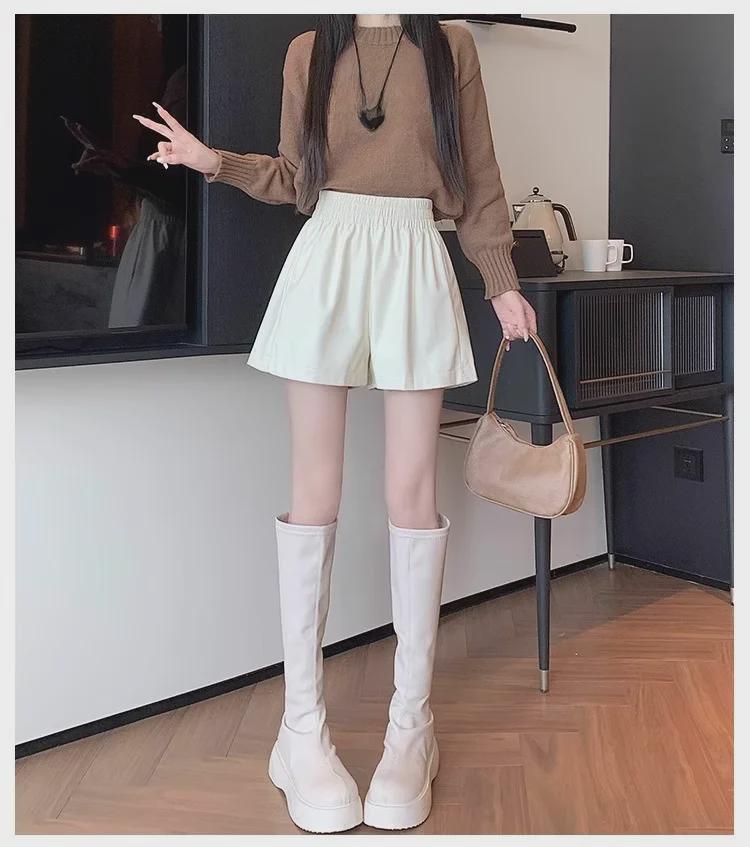 Женские шорты А-силуэта из искусственной кожи с высокой талией - коричневые, осень/зима 2023 г., модный облегающий широкий крой для верхней одежды с сапогами.