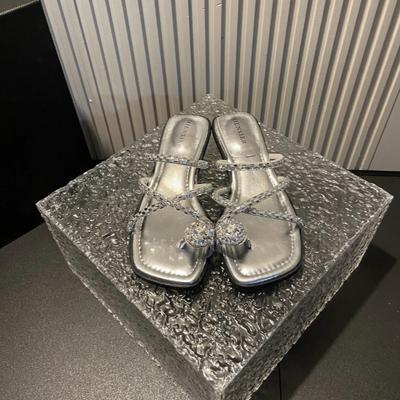 Мода 2024 Обувь Низкие тапочки Повседневные тапочки Женские шлепанцы Желейные шлепанцы Роскошные летние блестящие модные римские каблуки-копышки Ткань