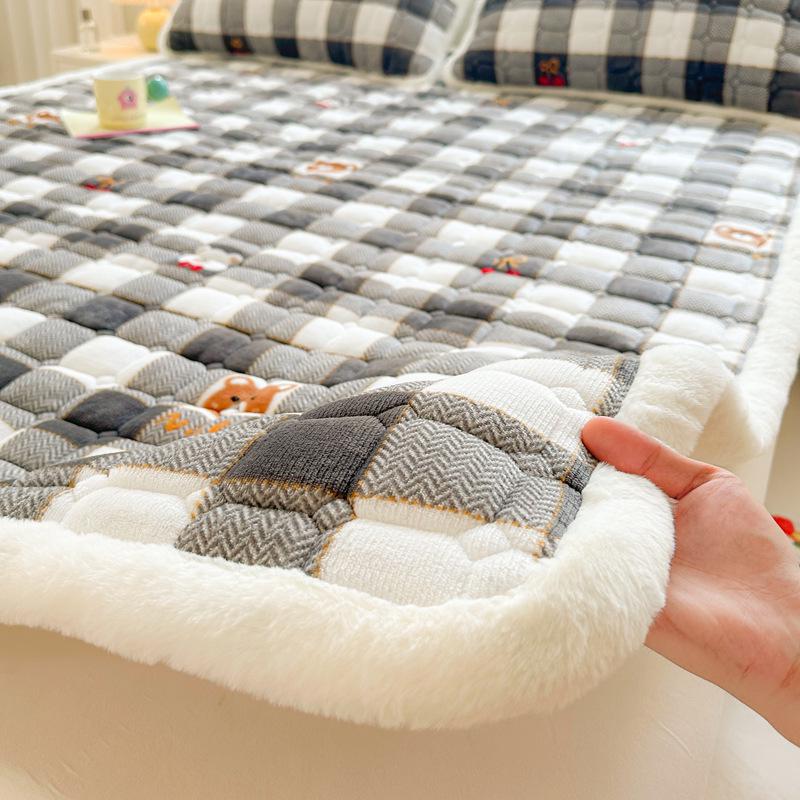 Стеганый велюровый наматрасник - Мягкая коралловая флисовая зимняя накладка, Утолщенный и теплый татами-мат.