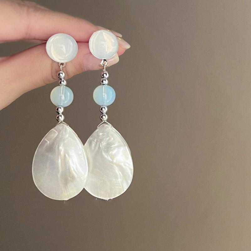 Серьги-кисточки из белых ракушек с серебряными иглами - Стильные праздничные пусеты высокого класса