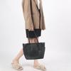 Michael Kors Mk Charlotte Винтажная Однотонная Сумка-тоут Большой Вместимости с Подвеской-логотипом для Поездок на Работу и Покупок Женская тоут Черная 35T0GCFT7L-BLACK