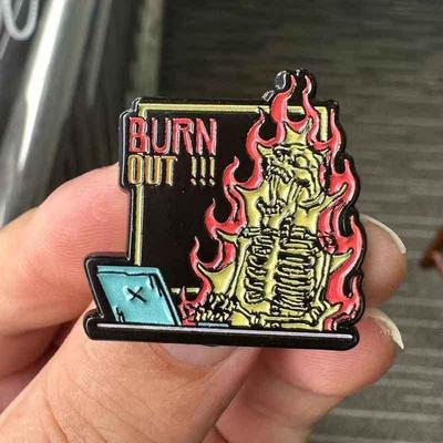 "Выгори!!!" Интересная брошь Череп Трудоголик Скелет Пламя Значок для Рюкзаков Куртки Ювелирные Аксессуары