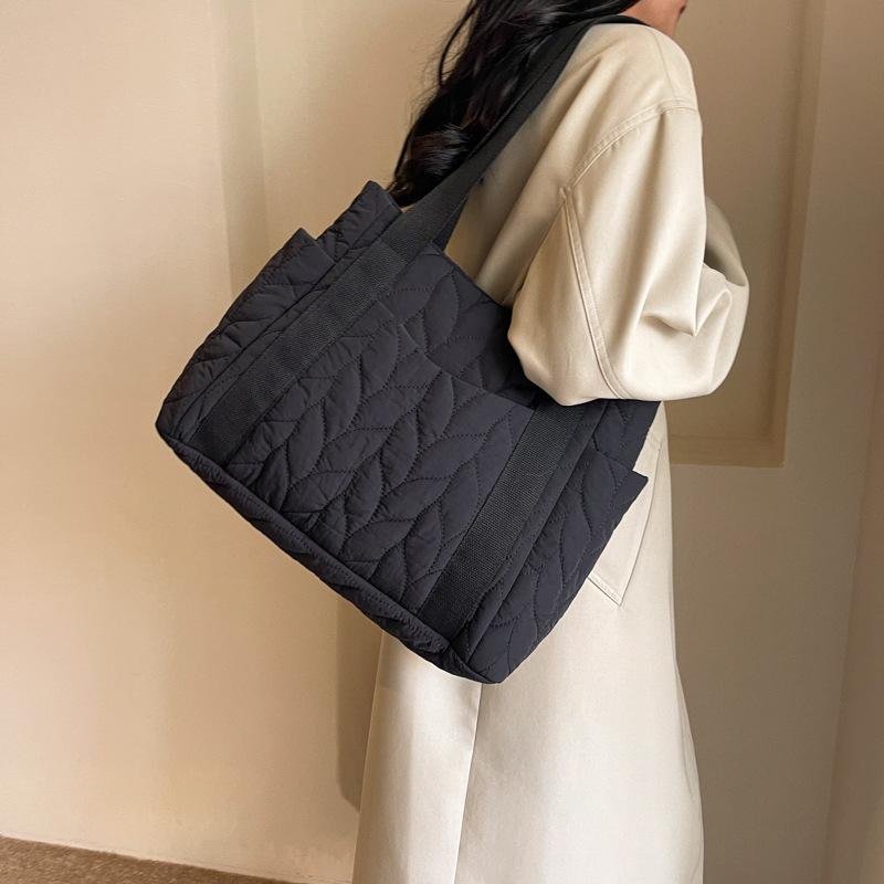 Однотонная вместительная сумка женская 2024 новый тренд ромбовидная пуховая сумка-тоут повседневная иностранная сумка-мессенджер