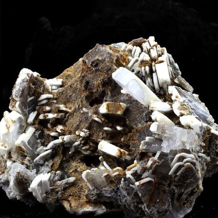 Pierres et Minéraux. Baryte. 3869.5 ct. Susville, La Mure, Isère, France..