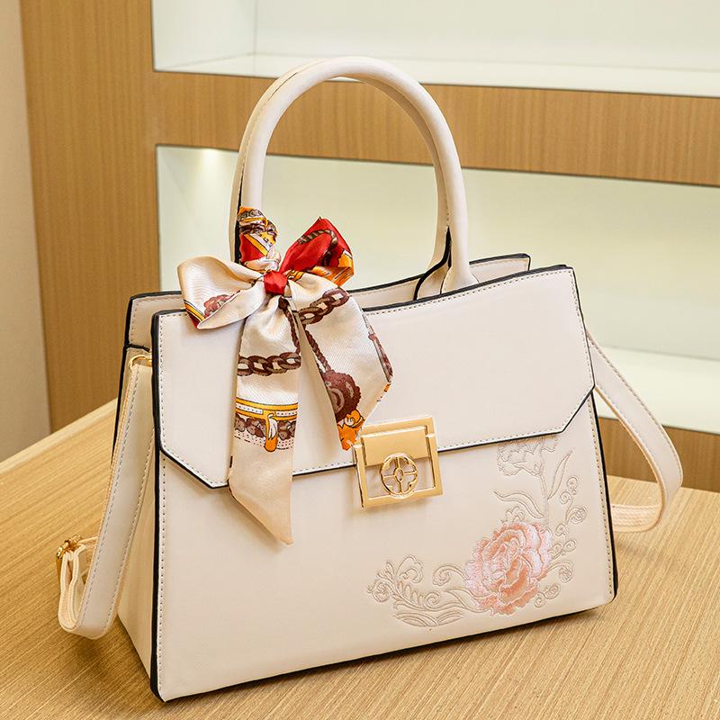 New Chinese-style embroidered handbag for women 2024 new model light luxury bridal wedding bag birthday gift mom bag