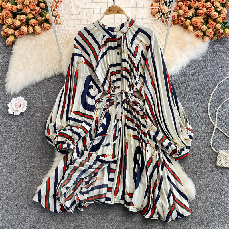 RUGOD Весна и осень популярно в Европе и Америке. Свободное атласное платье средней длины с принтом и круглым вырезом.