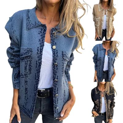 Женская джинсовая куртка с разноцветными металлическими пуговицами на лацканах