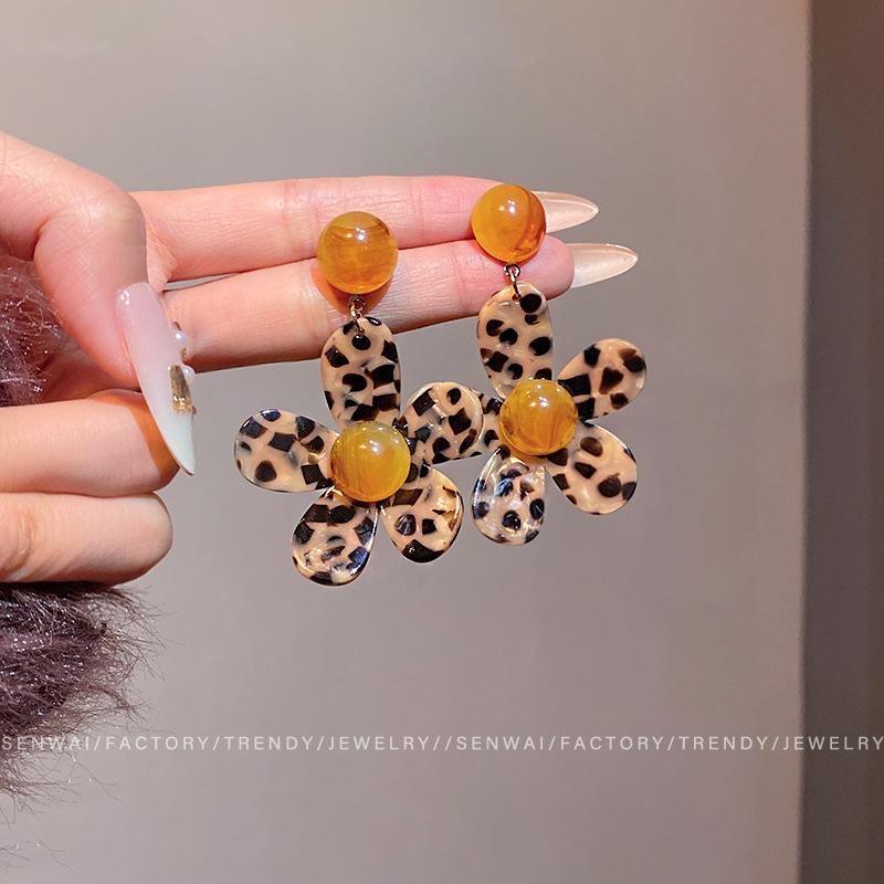 European and American style leopard print flower stud earrings female retro niche design earrings fashionable simple versatile commuter ear jewelry