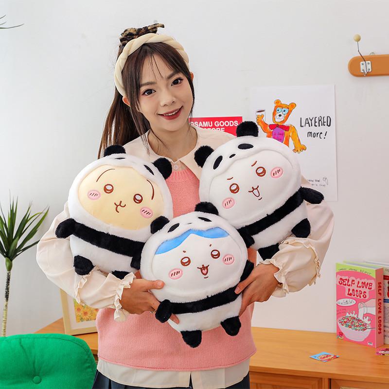 Очаровательная плюшевая игрушка панда с супермягким коротким мехом. Идеально подходит для подарков и коллекционирования.