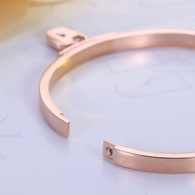 Ювелирные изделия из браслета из нержавеющей стали с подвесным замком и подвеской в виде головы