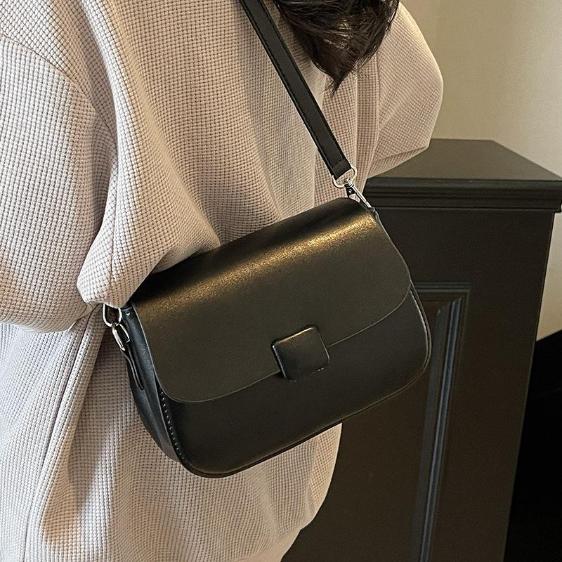 Korean version of niche high-end simple style solid color portable saddle bag fashionable versatile casual commuter style messenger bag women
