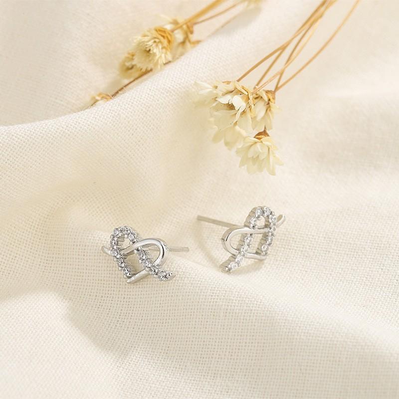S925 Silver Diamond Stud Earrings For Women Minimalist Heart Shaped Elegant Niche Light Luxury Temperament Jewelry