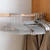 Non-slip, traceless clothes hanger – prevents shoulder marks, ideal for drying and organizing in wardrobe.