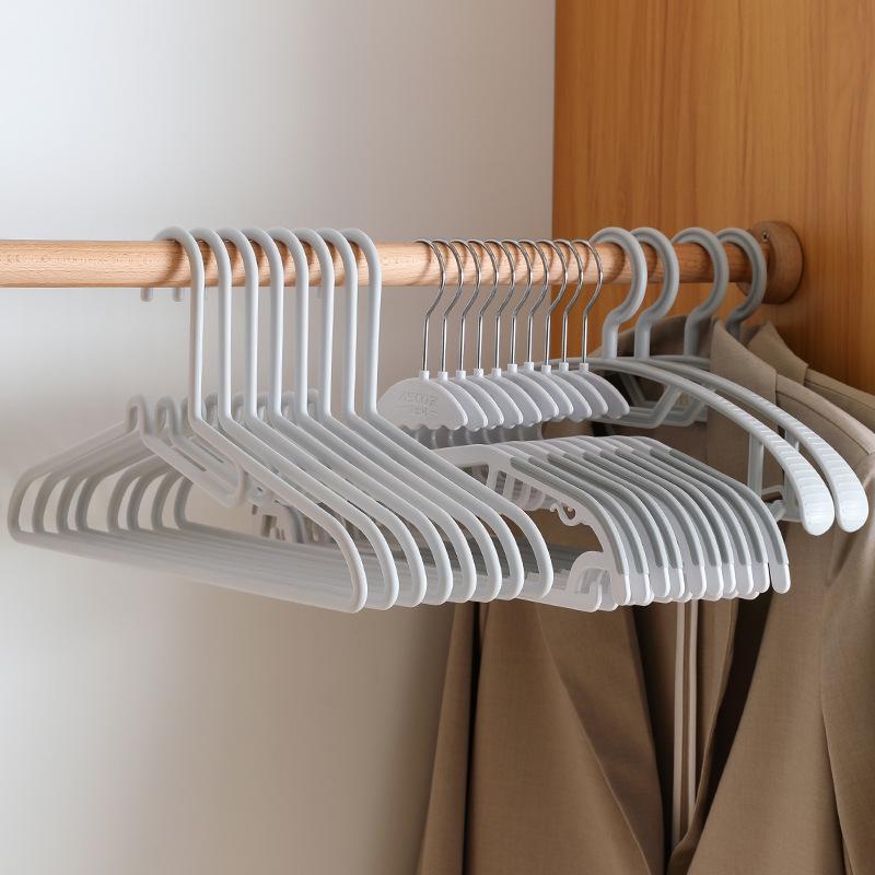 Non-slip, traceless clothes hanger – prevents shoulder marks, ideal for drying and organizing in wardrobe.