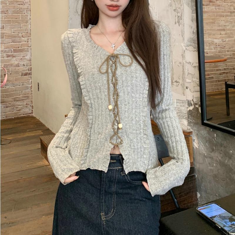 Сладкий и пряный тонкий трикотажный женский топ с длинными рукавами на шнуровке, ранняя осень, новый дизайн на бретелях, утягивающий короткий топ с V-образным вырезом и длинными рукавами