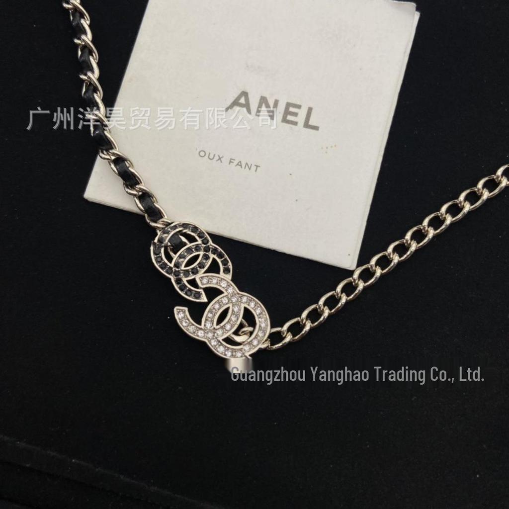 Высококачественное колье Seiko с двойной буквой C, инкрустированное черными и белыми бриллиантами, с черным кожаным шнуром