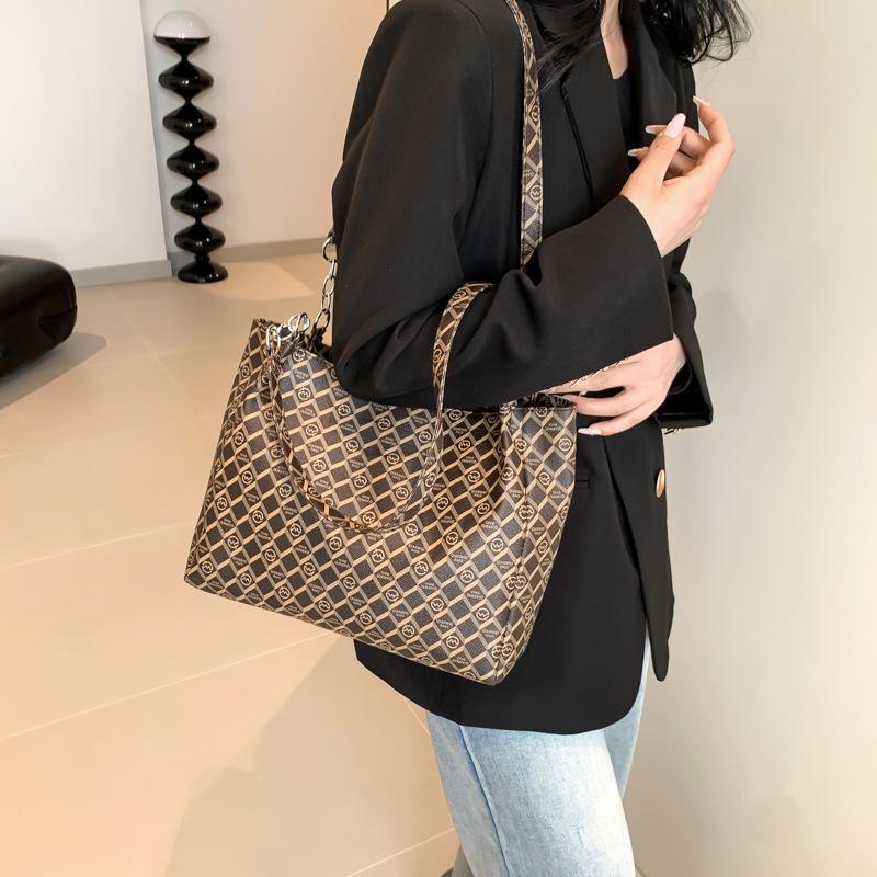 Большая вместимость Красивая сумка через плечо Новый стиль Модная женская сумка для поездок на работу Индивидуальная трендовая сумка через одно плечо для женщин