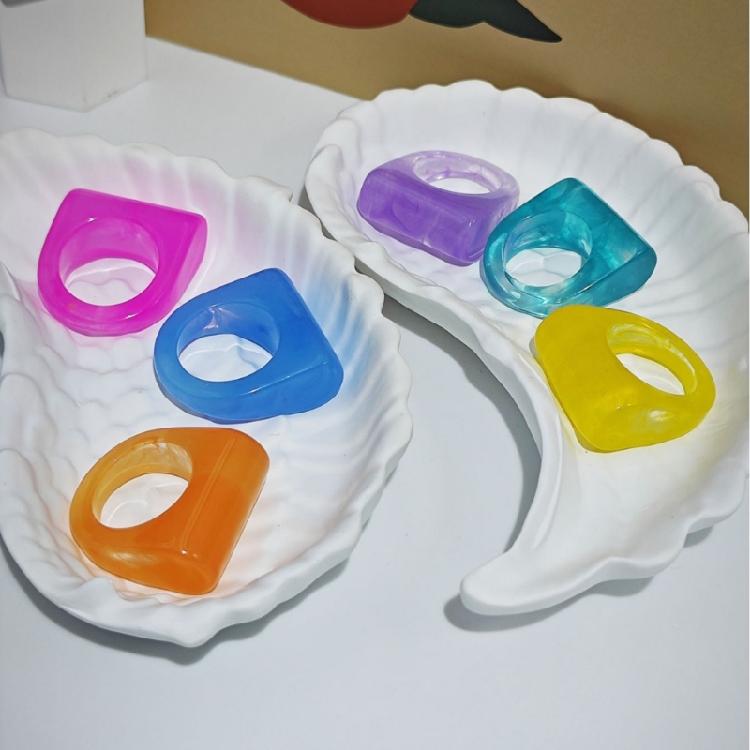 Красочные геометрические кольца из смолы Прочный аксессуар для повседневных стилей