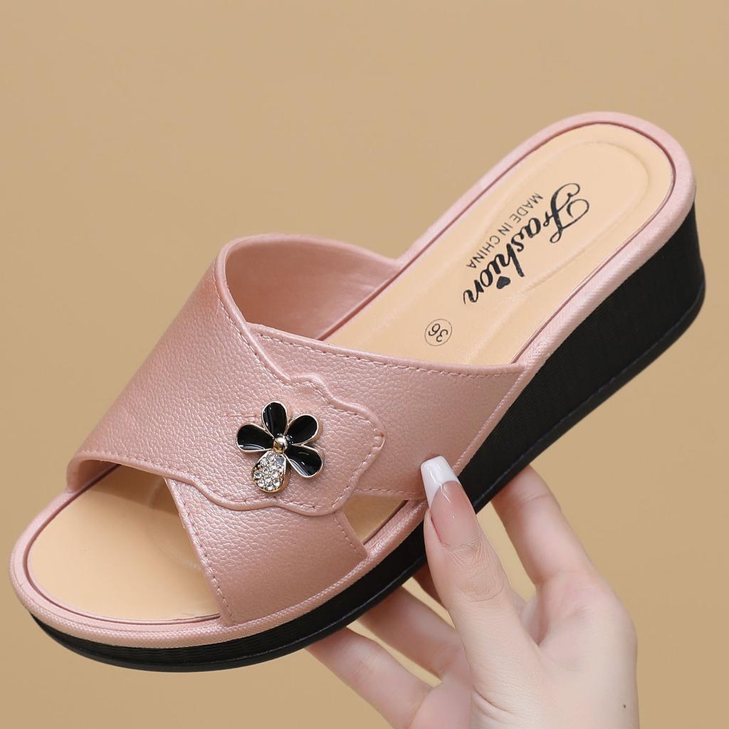 Летние тапочки для женщин, модные для среднего возраста, новый стиль для выхода на улицу и пребывания дома, женские классные тапочки