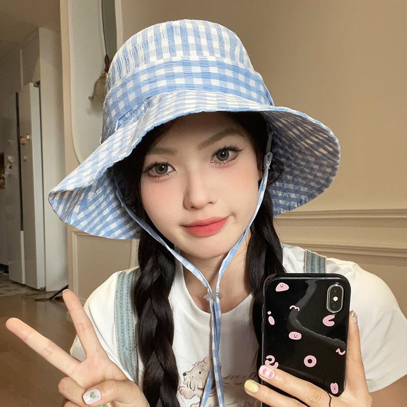 Корейская версия милой клетчатой шляпы-ведра с ремешком для летних путешествий с защитой от ультрафиолета и большими полями, универсальные солнцезащитные кепки для женщин