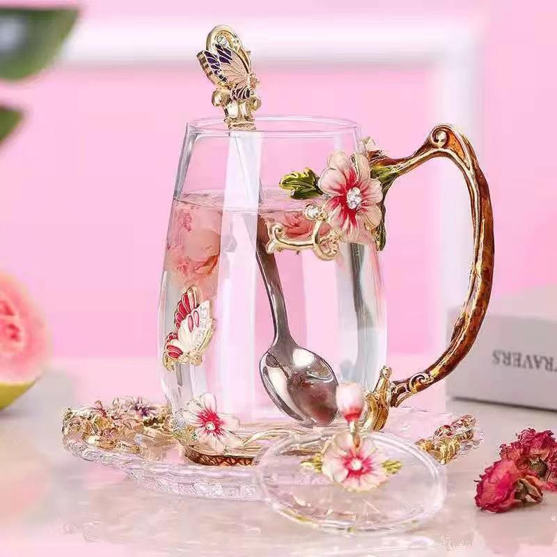 Маленькая эмалированная чашка с изображением ромашки, небольшое стекло с росписью в виде свежего цветка, подарочный набор для чая для дома