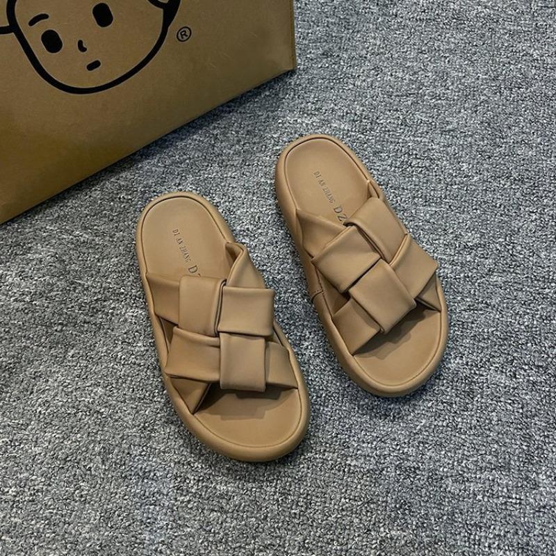 Шлепанцы Женщина в модных новых летних пляжных тапочках на платформе Женщина