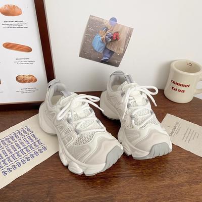 Сетчатые дышащие трендовые кроссовки на толстой подошве для женщин 2025 лето новая удобная нишевая дизайнерская уличная спортивная обувь