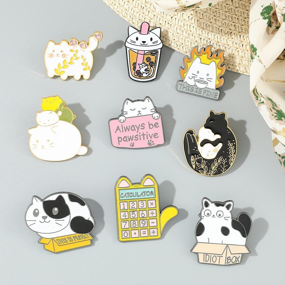Забавный мультяшный кот на лацкане, симпатичная брошь с черными белыми котами, металлический эмалированный значок, лучшие друзья