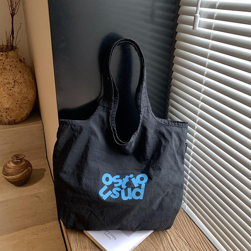 Трендовая, модная, простая и повседневная сумка большой вместимости 2025 лето новая модель в зарубежном стиле женская текстурная сумка-тоут на плечо