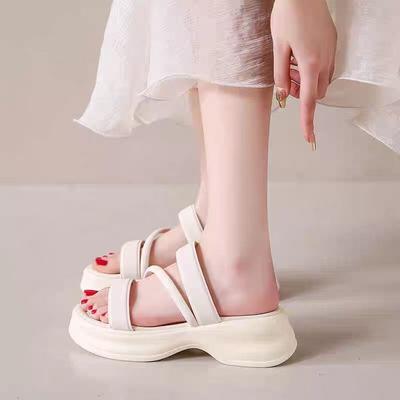 Сандалии для женской летней верхней одежды 2024 года, новые повседневные платья на толстой подошве, универсальные модные пляжные сандалии