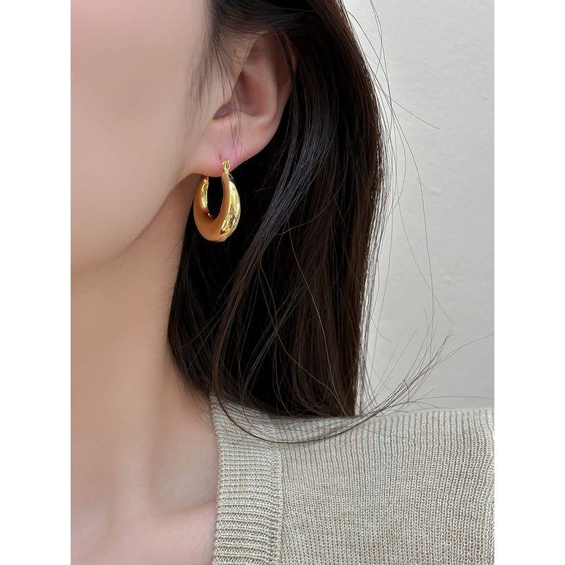 French Entry Lux Retro Fancy Ear Clip Fashion Special Interest Earrings Gold Metal Glossy Surface round Ring Earrings Earrings for Women