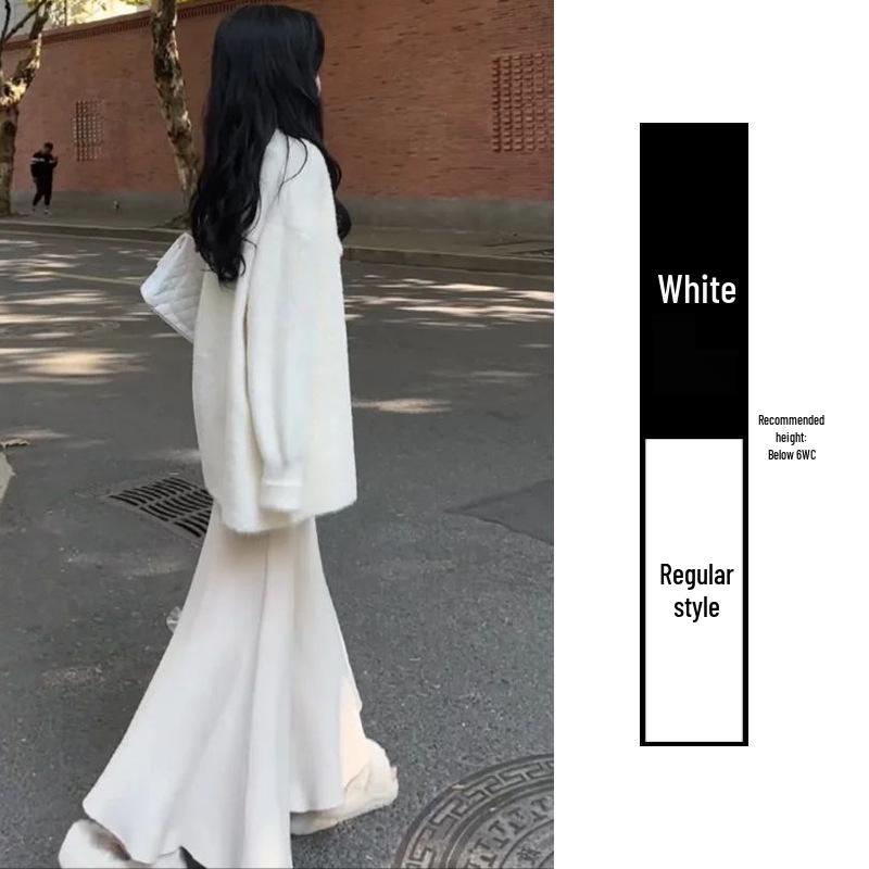 Black High-Waisted Knit A-Line Fishtail Skirt, Hip-Hugging Mid-Length Design for Spring 2025 and Autumn/Winter Women's Fashion.