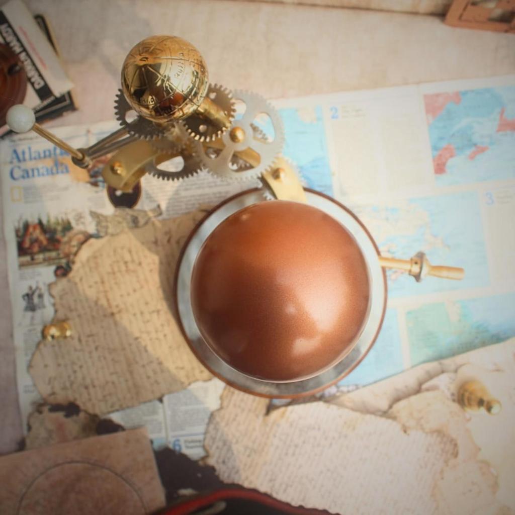 Латунная планетария, показывающая движение Земли и Луны вокруг Солнца