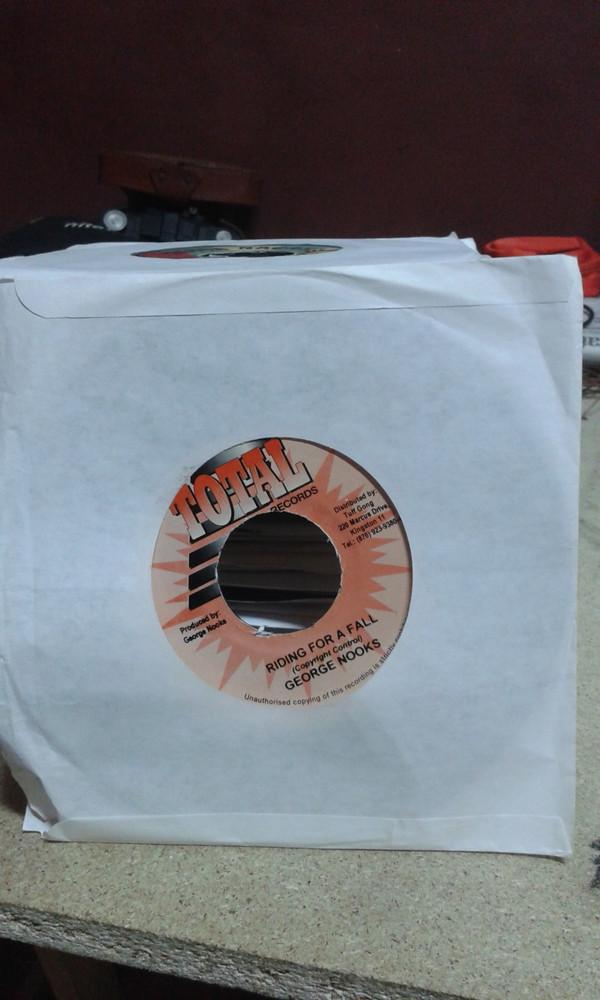 7-дюймовая пластинка GEORGE NOOKS - Riding For A Fall / Версия НИКАКАЯ Total Records Jamaica Регги, Ска и Даб Б/У