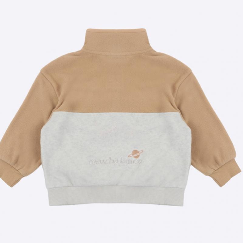 New Balance Детский флисовый тренировочный комплект бежевого цвета