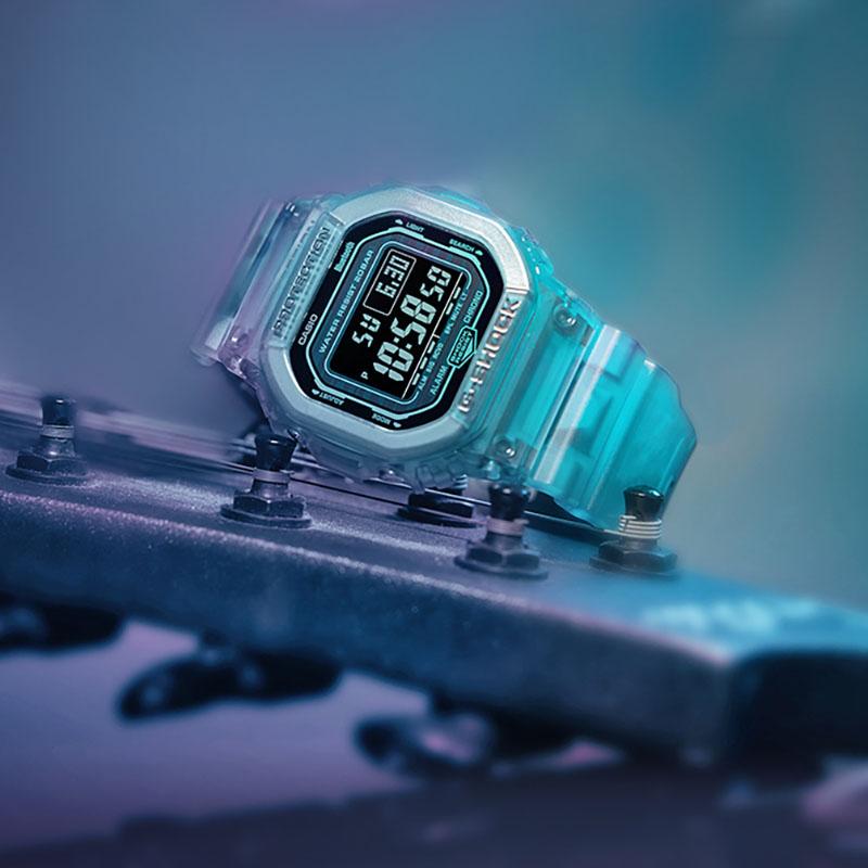 Casio G-SHOCK маленький квадратный умный спортивный часы с Bluetooth соединением кварцевый механизм ремешок из смолы японские и корейские часы для мужчин и женщин DW-B5600G-2PR
