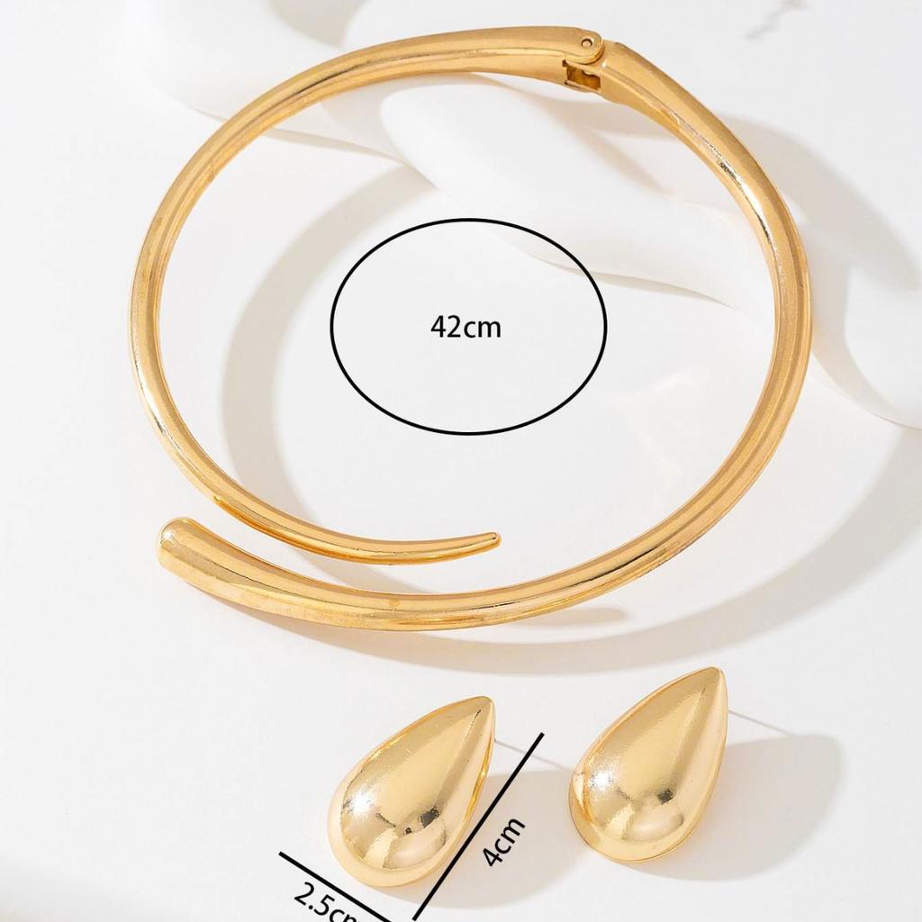 Модный комплект женских украшений