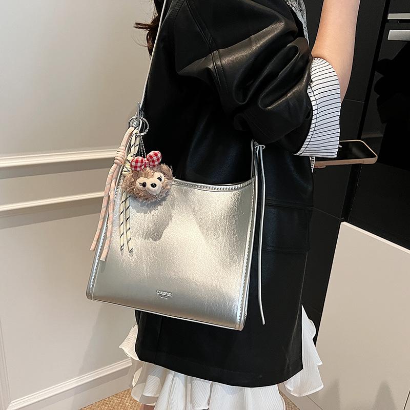 Premium feeling hand carrying bucket bag women's Korean version fashion versatile shoulder bag 2025 spring and summer new simple casual women's bag