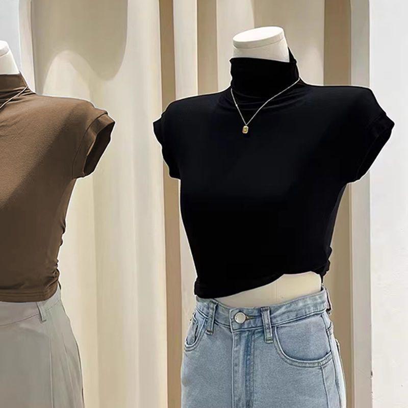 Женский черный приталенный топ из модального хлопка с полувысоким воротом и короткими рукавами