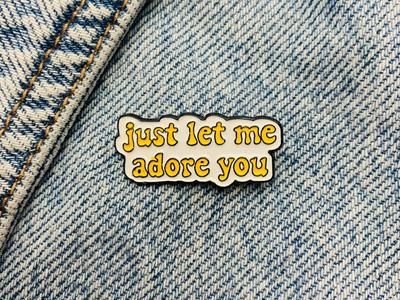 Новая эмалированная булавка с надписью «Просто позволь мне обожать тебя, Гарри Стайлс», металлическая булавка в одном направлении, подарок на день рождения, 1 шт.