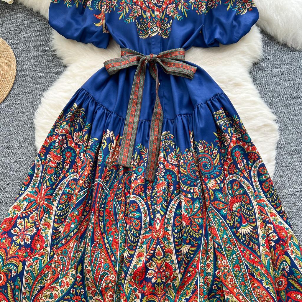 Модное принтованное платье этого лета — это ретро-элегантное платье с зауженной талией и рукавами-фонариками.