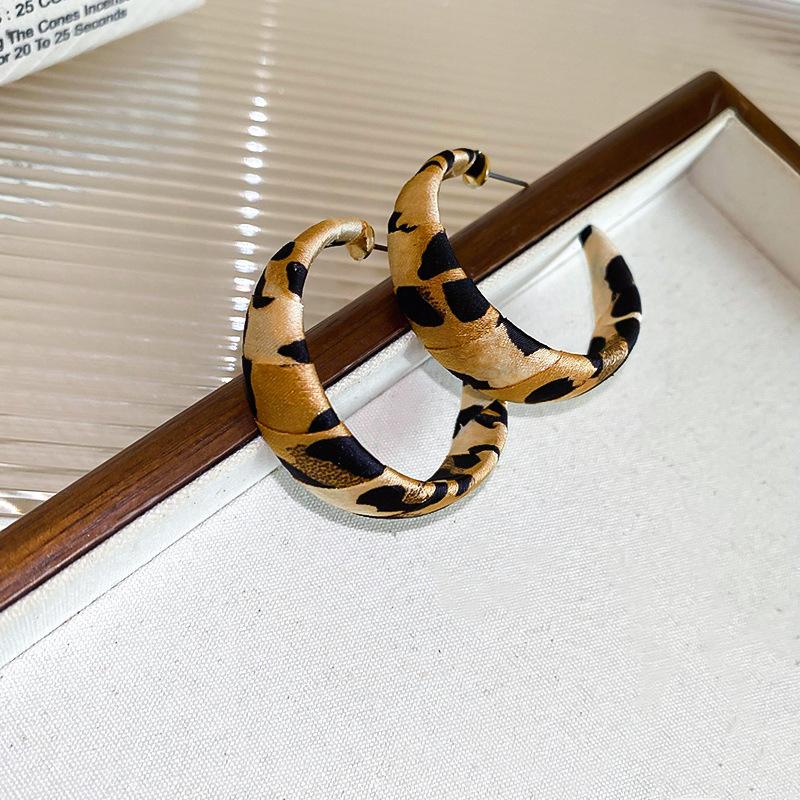 Ретро Гонконгский стиль Серьги-кольца с леопардовым принтом из серебряной иглы Легкая роскошь Высококлассные серьги с темпераментом Нишевые серьги Женские