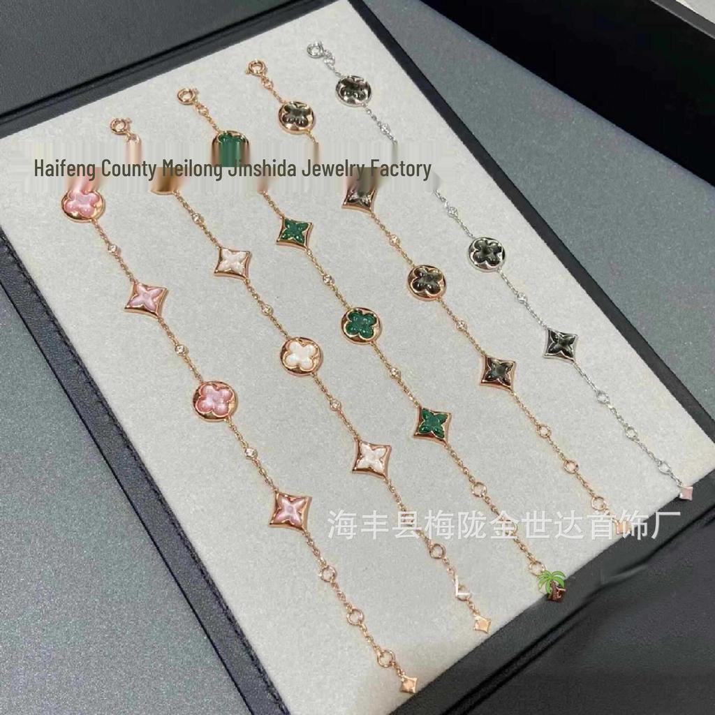 Браслет «Клевер-четырехлистник» от Donkey: Женское элегантное круглое украшение с дизайном из пяти цветков, с белым перламутром и розовой раковиной.