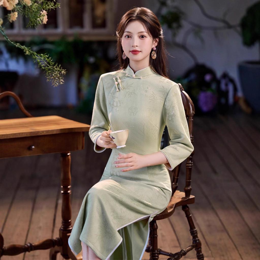 1011 autumn new cheongsam new Chinese green young nine-quarter sleeve cheongsam waist stand-up collar low split cheongsam