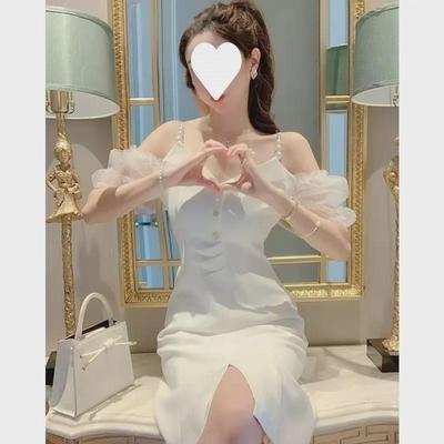 Элегантное летнее белое платье с открытыми плечами и французским V-образным вырезом и разрезом